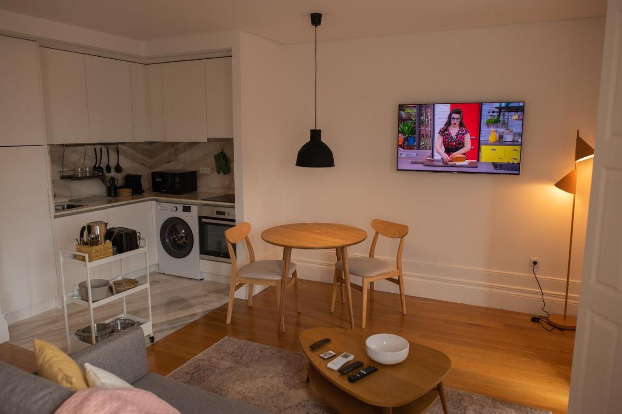 Spacious Studio W/ Balcony & Ac By Lovelystay Porto Exterior photo