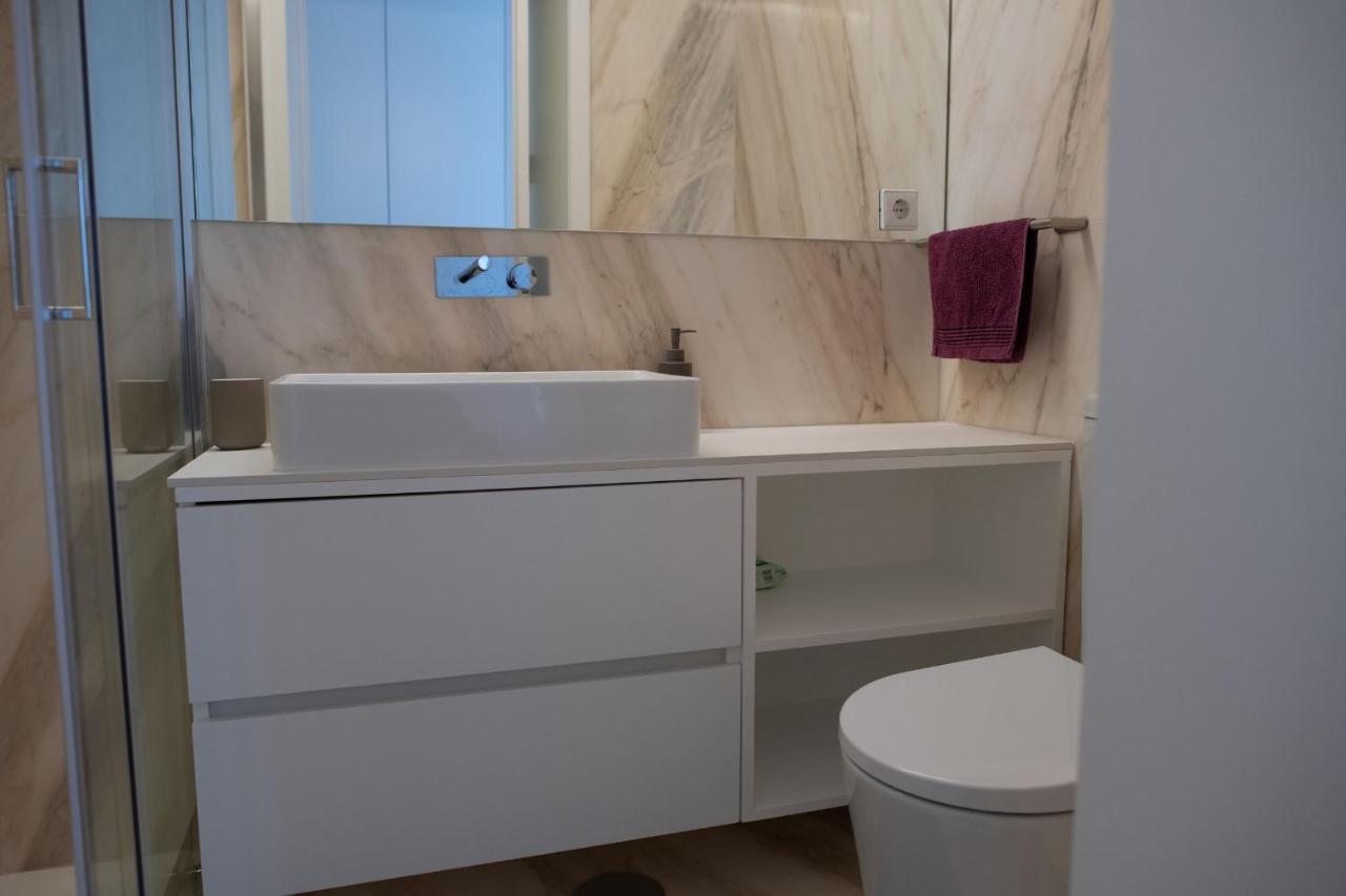 Spacious Studio W/ Balcony & Ac By Lovelystay Porto Exterior photo