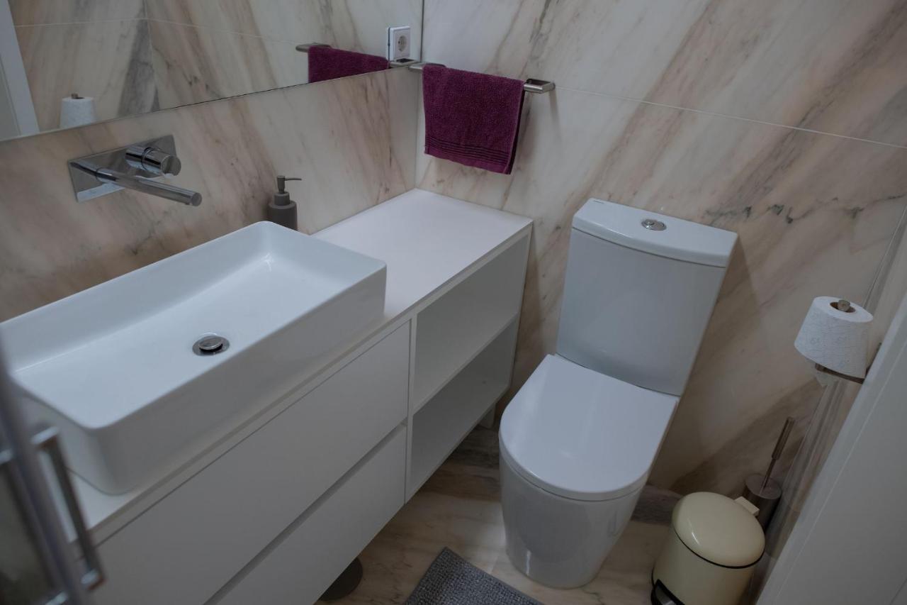 Spacious Studio W/ Balcony & Ac By Lovelystay Porto Exterior photo