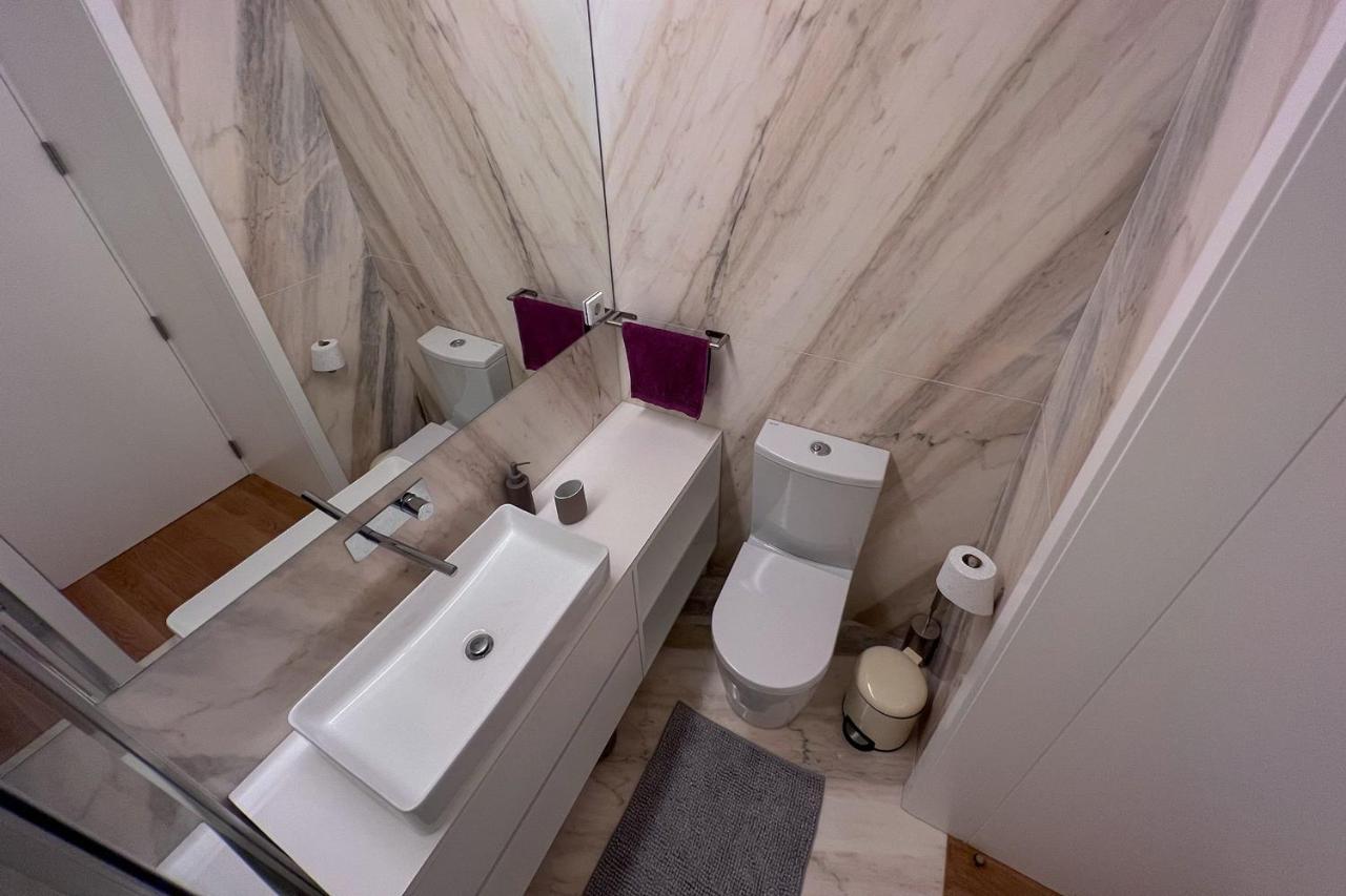 Spacious Studio W/ Balcony & Ac By Lovelystay Porto Exterior photo